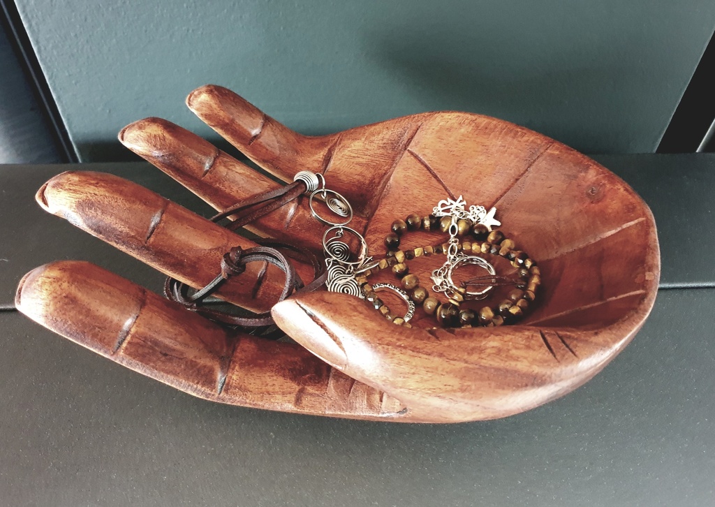 Holzschale Hand