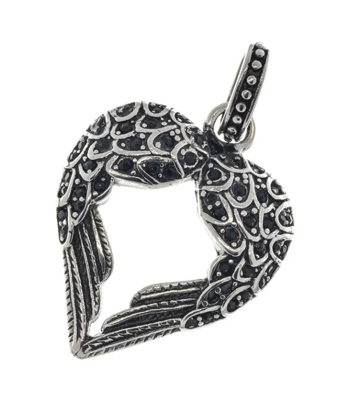 zwei Anhänger aus Flügeln, die ein Herz bilden