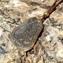 Bronzeanhänger an Lederkette in Freeform mit Tierdarstellungen