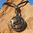 runder Bronzeanhänger Bicolor mit zwei  Wolfsköpfen