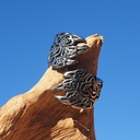 Ring mit zwei verzierten Tatzen, die übereinander greifen