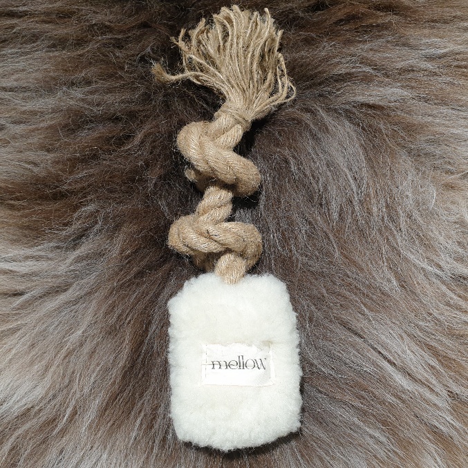 Vier Apportel aus Wollmischung mit Jutestrick in verschiedenen Größen und Farben