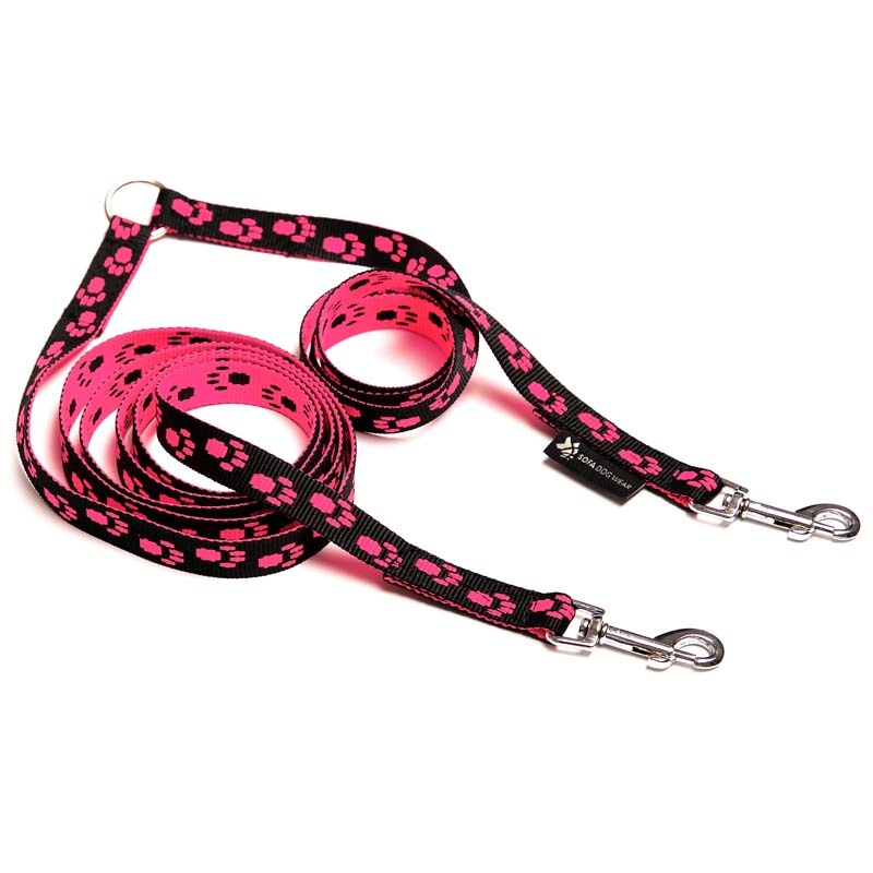 verschieden farbige Hundeleinen mit Pfotenmuster