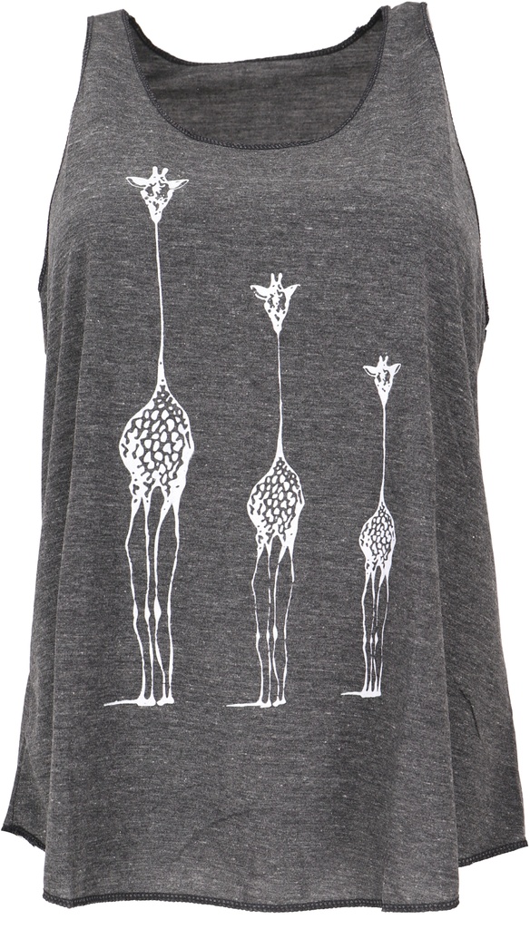 Frau in rotem, leichtem Tanktop mit Druck dreier Giraffen