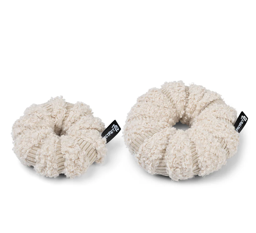 Plüschspielzeug für Hunde in zwei Größen in Creme in Form eines Donuts