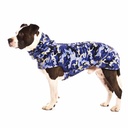 Zwei Bullterrier in Regenmänteln mit khakifarbenen Camouflagemuster