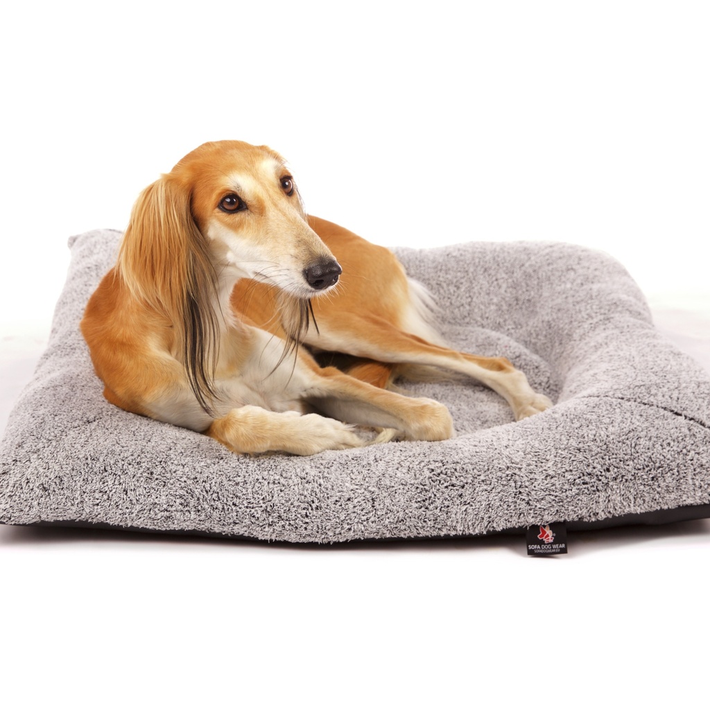 quadratisches schwarz/weißes Hundekissen mit einem Saluki