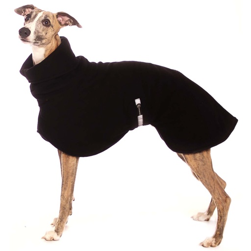 Hund im schwarzen Fleecemantel