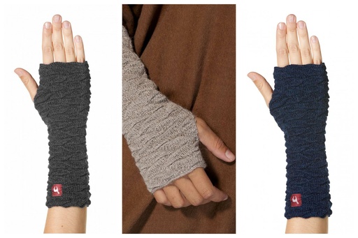 Bildcollage mit drei Frauenhänden, die Hand-Arm-Stulpen in verschiedenen Farben tragen