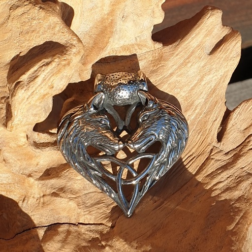 großer Anhänger mit zwei Wolfsköpfen, die ein Herz formen, an der Spitze eine Triskele